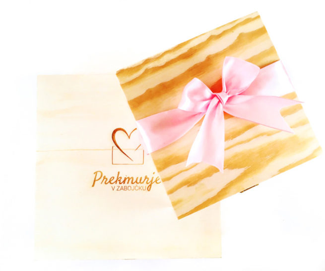 Prekmurje v zabojčku - graviran logotip